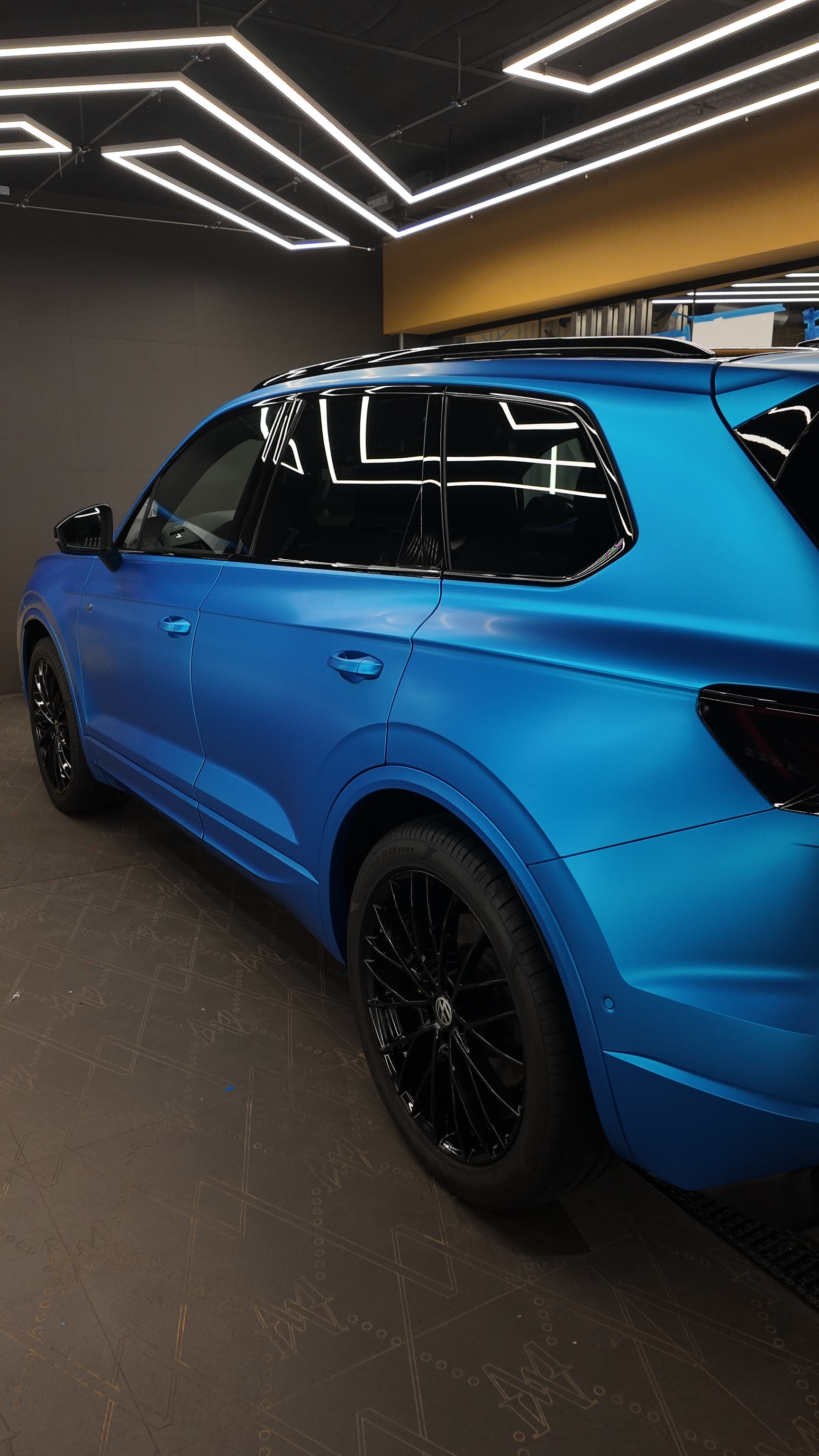 VW Touareg R після Color Change PPF бок