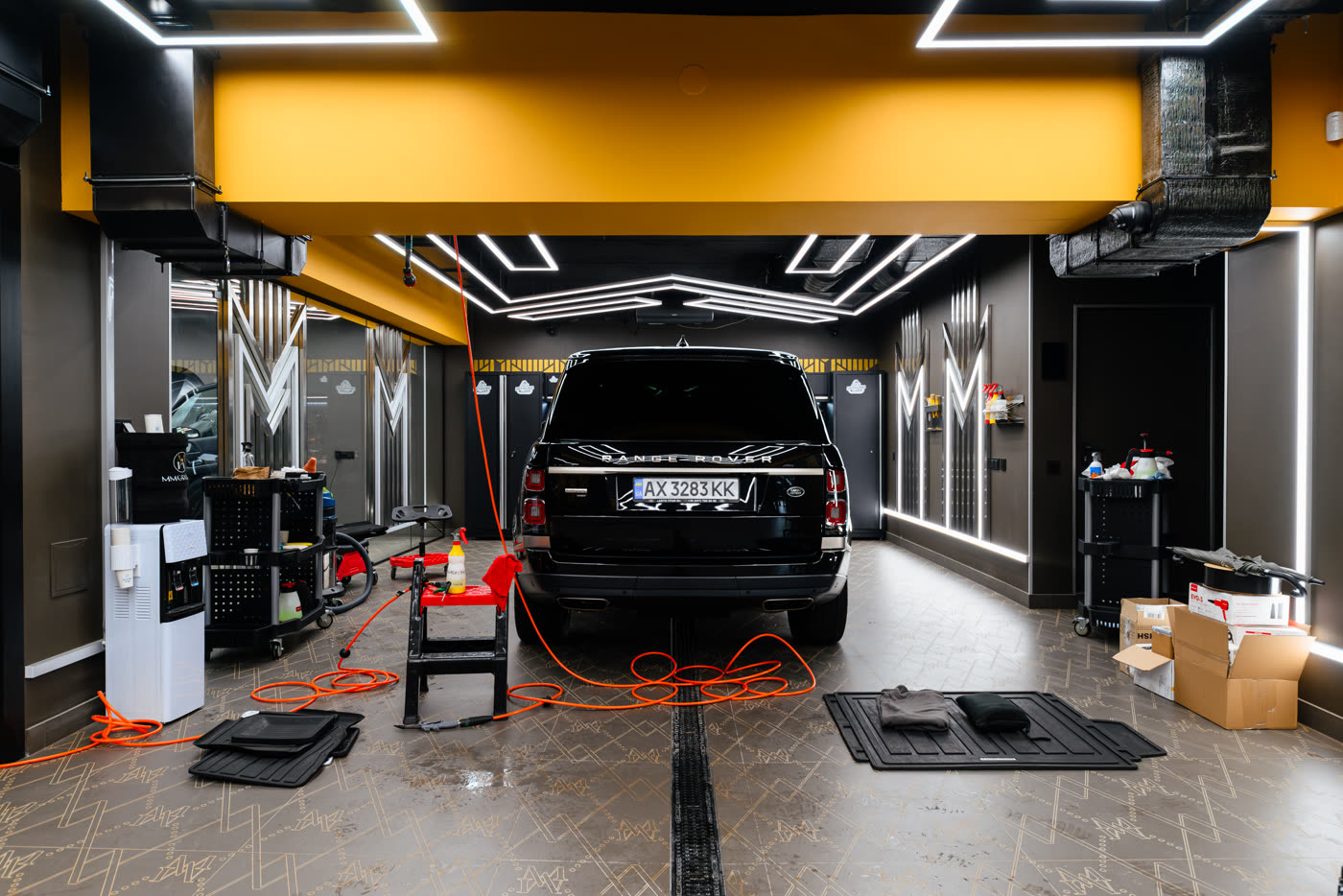 Range Rover задній план у боксі MM Group