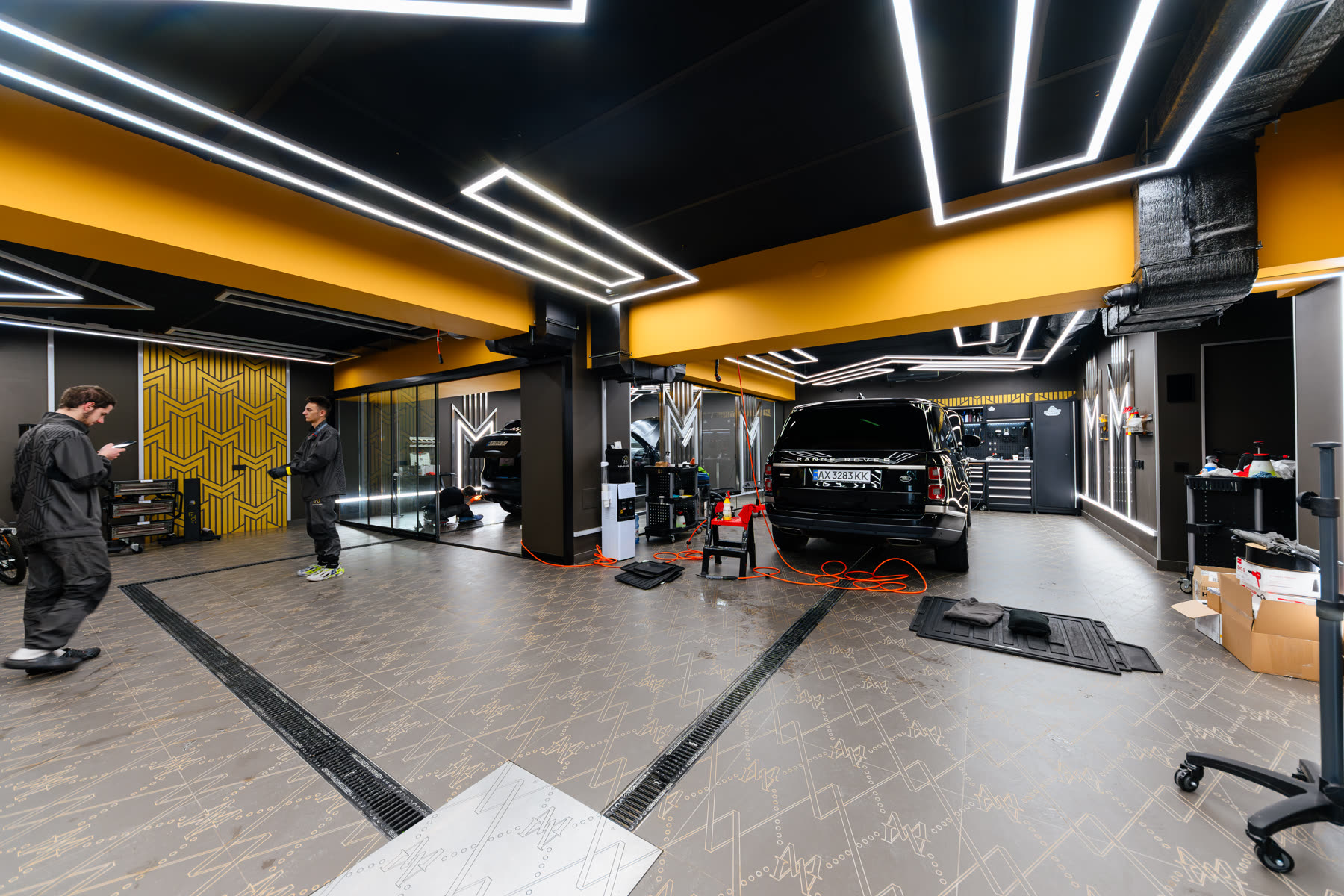 Range Rover у боксі MM Group з командою